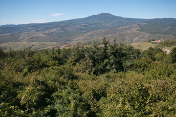 Fototapeta na wymiar Veduta panoramica del Monte Amiata in Val d'Orcia