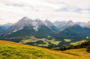 Scuol, Tarasp, Unterengadin, Engadin, Bergdorf, Schloss, Fontana, Vulpera, Wanderweg, Alpen, Graubünden, Sommer, Schweiz
