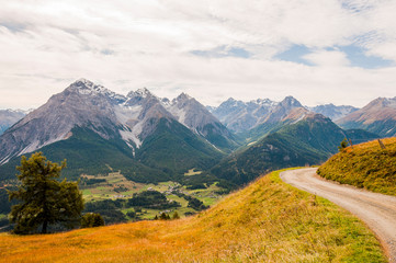 Scuol, Tarasp, Unterengadin, Engadin, Bergdorf, Schloss, Fontana, Vulpera, Wanderweg, Alpen, Graubünden, Sommer, Schweiz