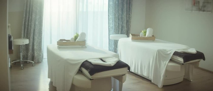 two massage couches in a neat and orderly luxurious spa, fully prepared for coming costumers - zwei Massageliegen in einem sauberen und aufger&auml;umten Luxus Spa, vorbereitet f&uuml;r kommende Kunden
