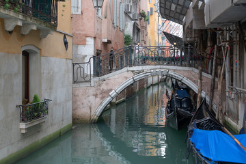 Fototapeta na wymiar canal in the historic center of Venice