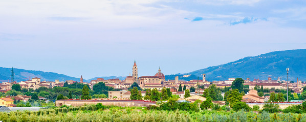 Panorama di Pistoia, Toscana, Italia, dalla campagna vicina con vista sulla città medievale e...