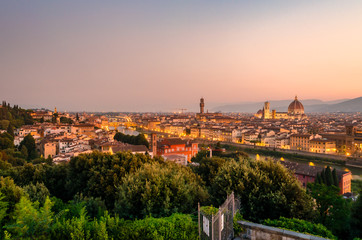Fototapeta premium Famosa e bellissima vista di Firenze, Toscana, Italia dalla terrazza del Piazzale Michelangelo da dove è possibile godere del panorama dell'intera città