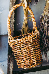 Panier en osier pendu sur une porte