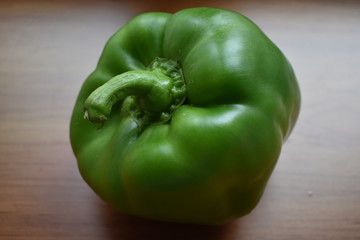 Pimiento verde dulce sobre un fondo de madera