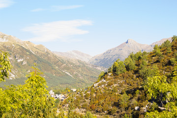 Paisajes del pirineo Aragonés, España, muy cerca de la frontera con Francia en la época del inicio del otoño.