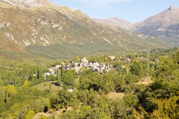 Fototapeta na wymiar Paisaje de alta montaña, del pirineo de Huesca, Aragón, España