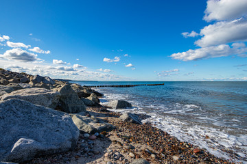 Blick auf die Ostsee und auf den Strand vor blauem Himmel