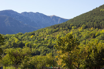 Montañas y paisajes del pirineo de huesca, Aragón, España al final del verano e inicio del otoño
