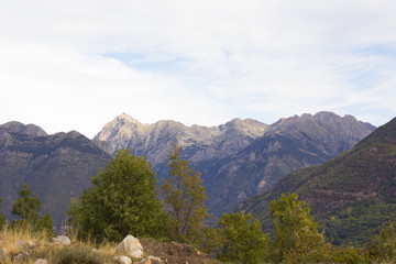 Montañas y paisajes del pirineo de huesca, Aragón, España al final del verano e inicio del otoño