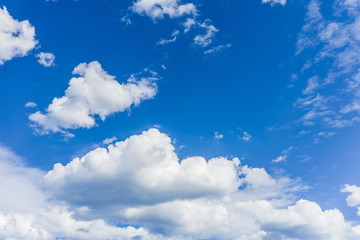 Obraz na płótnie Canvas Blue sky on a sunny day with fluffy clouds