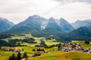 Fototapeta na wymiar Ftan, Unterengadin, Dorf, Engadin, Alpen, Schweiz, Wanderweg, Graubünden, Sommer, Schweiz