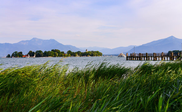 Chiemsee Bayern Fraueninsel Deutschland Urlaub Berge Alpen Kulisse Kloster F&auml;hre Schifffahrt Anleger Schilf Ufer Silhouette Sommer Baden Steg Anleger Tourismus Kirchturm Idyll Kuppen Voralpenland