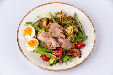 Salad with Strips of roast beef, eggs and grilled vegetables