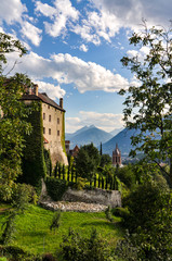 Schenna Schloss Südtirol Meran Kapelle Burg Panorama Berge Dolomiten Italien mediterran Sissi Landsitz Aussicht Panorama Bozen deutschsprachig Weinbau Passeiertal Alpen Berge Gebirge Klima Vegetation