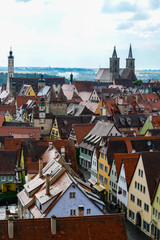 Obraz premium Rothenburg ob der Tauber Bayern Deutschland Romantische Straße MIttelalter Aussicht Dächer Kirche Türme historisch Old Germany Tourismus Sehenswürdigkeit Kitsch Restraurierung Franken Attraktion