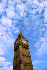 Fototapeta na wymiar Big Ben Glockenturm Uhr London Houses of Parliament Parlament Themse Brexit Great Britain United Kingdom Glocke Themse Wahrzeichen Brexit Warhzeichen geschlagen Stunde Zeiger Restaurierung