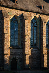 Kirchfassade Kloster Oelinghausen Sauerland Abendlicht Bögen Gotik Bleiverglasung Sonnenlicht...
