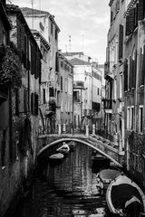 Fototapety  Kanał Wenecja Włochy czarny biały vintage łódź gondola wąski most łuk palazzo Morze Śródziemne powódź aqua alta malownicza idylla światowe dziedzictwo skala szarości nostalgia pocztówka wyjątkowy budynek romans