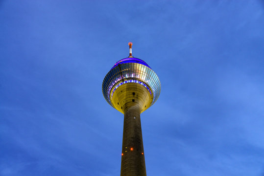 D&uuml;sseldorf Rheinturm Fernsehturm Abendlicht Landeshauptstadt Aussicht Panorama Architektur Wahrzeichen Landtag Hafen H&ouml;he blaue Stunde Beleuchtung Telekommunikation Rhine Tower Nordrhein-Westfalen