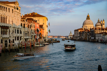 Venedig Canale Grande Italien Mittelmeer Lagune Schiffe Tourismus Aqua Alta Kirche Wassertaxi Bus...