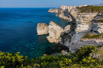 Obraz premium Bonifacio Korsika Frankreich Steilküste Sonnenaufgang Mittelmeer Festung Klippen Morgenlicht Sommer Ferien Paradies Segeln Geschichte Verteidigung Lage türks Baustil mediterran Adria Sardinien France