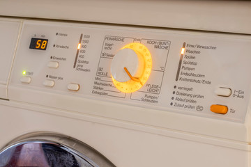 Waschmaschine läuft auf vierzig Grad