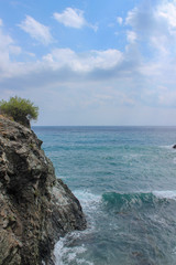 Onda sotto gli scogli