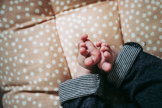 Tout petits pieds de b&eacute;b&eacute; nourrisson