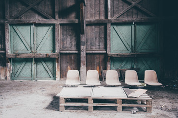 bâtiment abandonné. chaises abandonnées