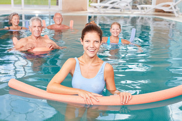 Aquafitness als Reha mit Senioren im Pool