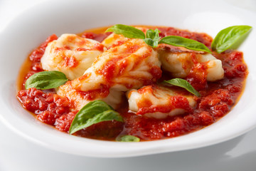 Culurgiones, tipici ravioli sardi ripieni di pecorino e patate in salsa di pomodoro 