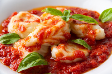 Culurgiones, tipici ravioli sardi ripieni di pecorino e patate in salsa di pomodoro 