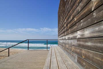 Banco de madeira junto a acesso à praia