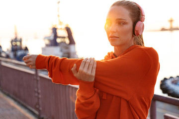 Attractive young fitness woman © Drobot Dean