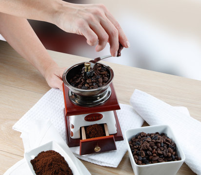  Caf&eacute; en grano, moler caf&eacute;. Coffee beans, grind coffee.