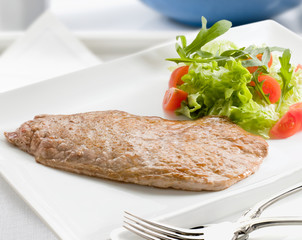 Delicioso filete de ternera con ensalada de lechuga y tomate