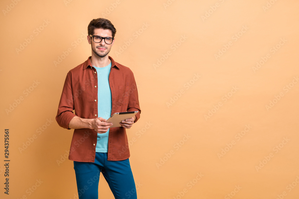 Aufkleber portrait of his he nice attractive calm peaceful successful content brunet guy consultant holding in