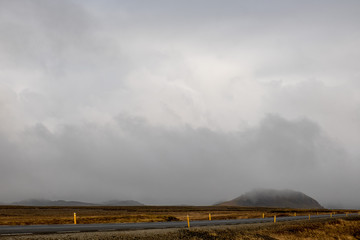 Strasse 42  bei Krýsuvík mit dem Arnarfell im Hochtemperaturgebiet Seltun auf der Halbinsel...