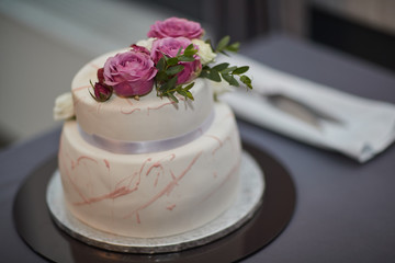 Fototapeta na wymiar beautiful wedding cake on the festive table