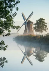 Foto auf Acrylglas Grau Windmühle während eines nebligen Herbstsonnenaufgangs in der niederländischen Landschaft. Krimstermolen, Zuidwolde.