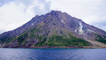 鹿児島県三島村硫黄島をフェリーから望む