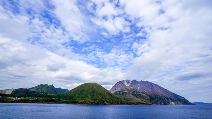 鹿児島県三島村硫黄島をフェリーから望む