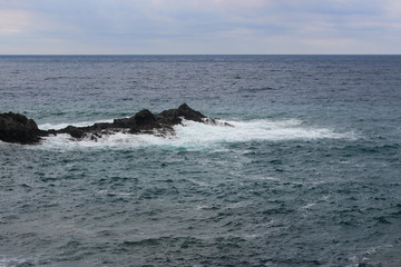 Fototapeta premium Risacca sugli scogli