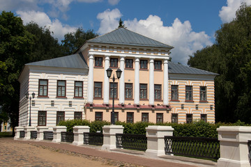 Obraz premium Uglich. Yaroslavl region. Uglich Kremlin. The building of the city Council, the beginning of the 19th century. The classical era