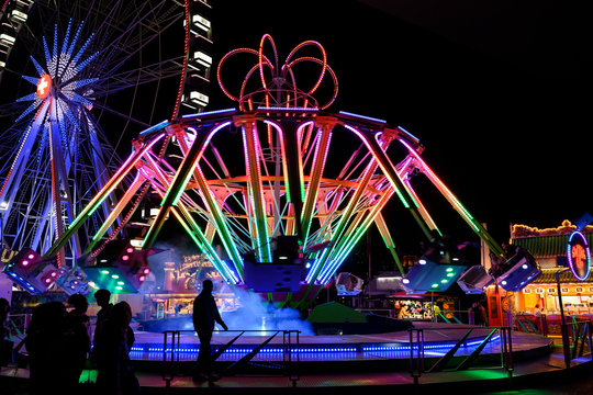 Karussell an der M&auml;&auml;s in Luzern (Nachtaufnahme), Schweiz