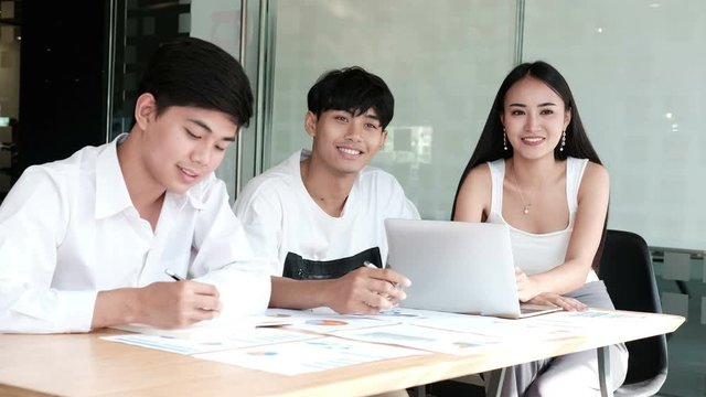 student intern trainee employee staff worker business team talking learning studying listening to someone at workplace office