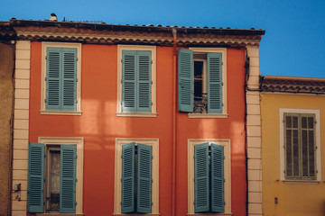 Maisons avec façades de couleur