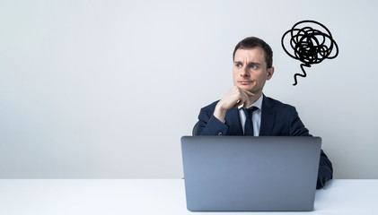 悩むビジネスマン