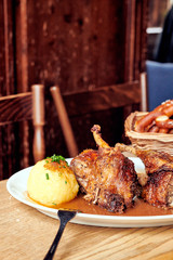 Ente gebraten Weihnachten Essen mit Knödel und Blaukraut Bier